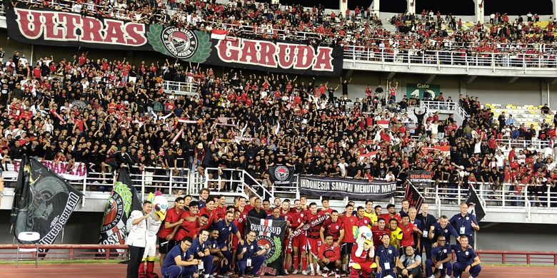 Pemain dan official timnas Indonesia foto bersama usai menjalani laga FIFA Matchday 2025 melawan Taiwan yang berakhir dengan skor 5-0 di Stadion Gelora Bung Tomo Surabaya, Jawa timur, Jumat (5/9/2025) malam.