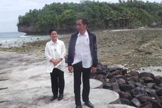 Asyiknya Jokowi dan Iriana di Pinggir Pantai Miangas...