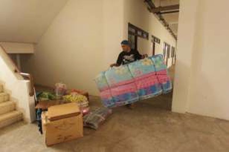 Warga asal Kalijodo memidahkan barang ke rumah susun sewa Pulogebang, Jakarta Timur, Selasa (23/2/2016). Sebanyak 86 kepala keluarga asal Kalijodo akan menempati unit rusun tipe 36 yang dilengkapi dua kamar tidur, satu kamar mandi, ruang tamu, dapur dan tempat jemuran.