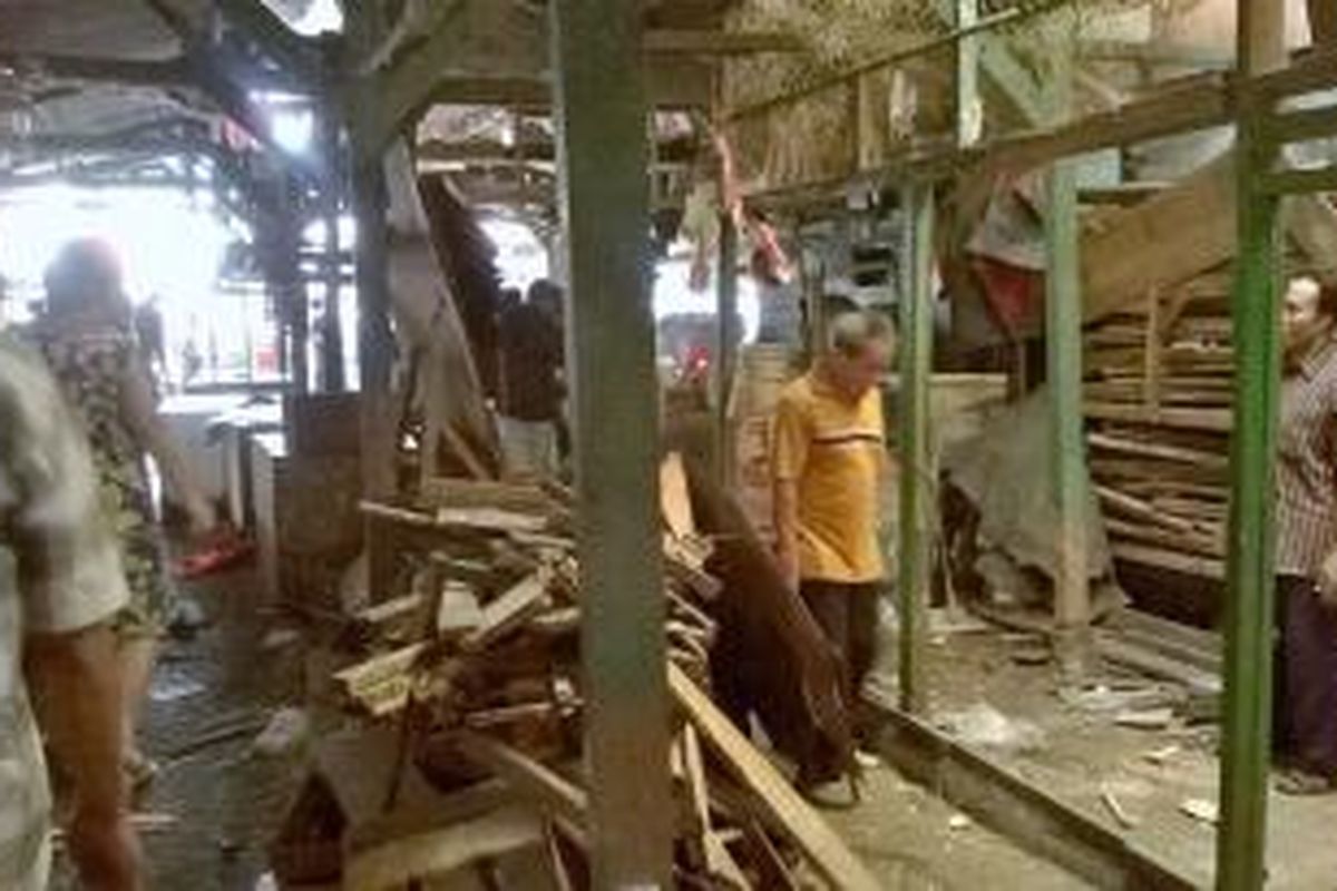 Salah satu kios yang telah dibongkar pedagang pasar Karang Anyar, Rabu (16/9)