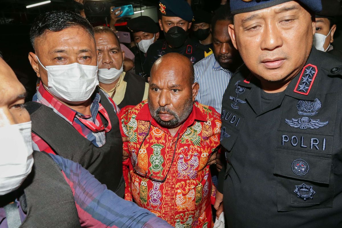 Gubernur Papua, Lukas Enembe tiba di Rumah Sakit Pusat Angkatan Darat (RSPAD) Gatot Soebroto, Jakarta Pusat, usai ditangkap oleh Komisi Pemberantasan Korupsi (KPK) di sebuah restoran di Papua, Selasa (10/1/2023). Lukas telah ditetapkan sebagai tersangka dugaan suap dan gratifikasi sejak awal September lalu terkait proyek pembangunan infrastruktur yang bersumber dari APBD.