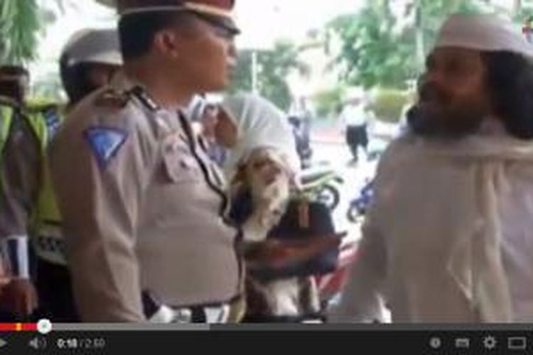 Seorang pemotor marah-marah saat ditilang polisi karena tidak memakai helm. Video ini beredar di Youtube.
