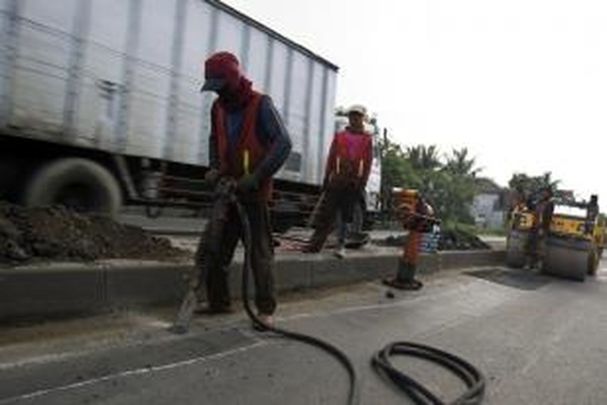 Para pekerja melakukan perbaikan jalur Pantai Utara (Pantura) di Jalan Ahmad Yani, Cikampek, Jawa Barat, Sabtu (27/7/2013). Rencananya proyek perbaikan ini akan rampung pada 10 hari sebelum Hari Raya Idul Fitri. 