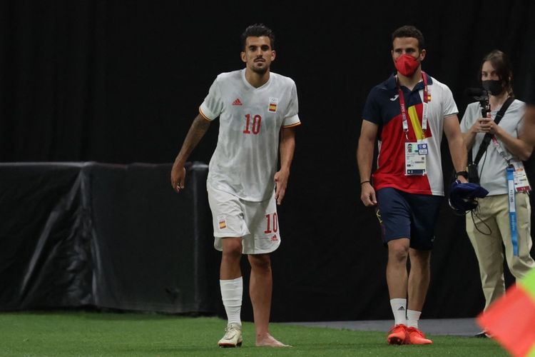 Gelandang timnas Spanyol Dani Ceballos meninggalkan lapangan setelah mengalami cedera pada laga Grup C Olimpiade 2020 kontra Mesir di Sapporo Dome, Sapporo, pada Kamis (22/7/2021).