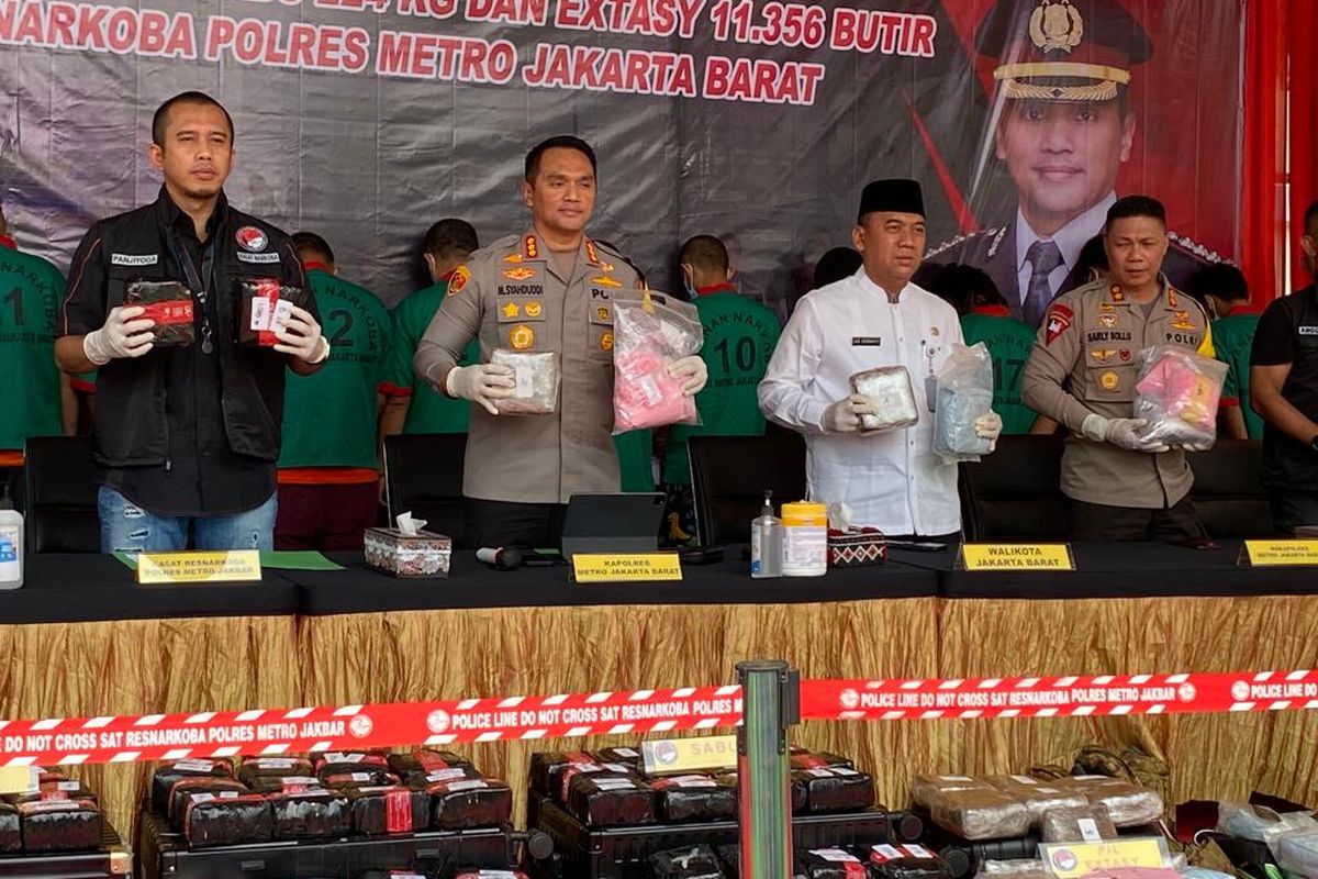 Jajaran Polres Metro Jakarta Barat menunjukkan barang bukti sabu dari hasil tangkapan di 11 wilayah. Foto didokumentasikan di Mapolres Metro Jakarta Barat, Jumat (3/11/2023). 