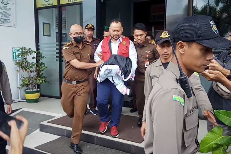 Kejaksaan Negeri (Kejari) Pandeglang resmi menahan Yangto, Anggota Dewan Perwakilan Rakyat Daerah (DPRD) Pandeglang yang jadi tersangka kasus pencabulan, Kamis (23/2/2023).