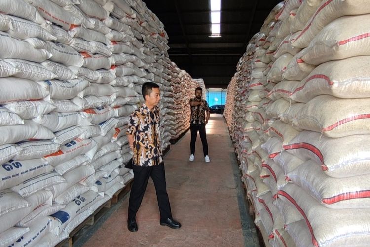 Imam Firdaus Jamal, Kepala Bulog Cabang Cirebon Jawa Barat menunjukkan stok beras di gudang Bulog, Tuk, Kecamatan Kedawung, Kabupaten Cirebon, Kamis (7/9/2023)