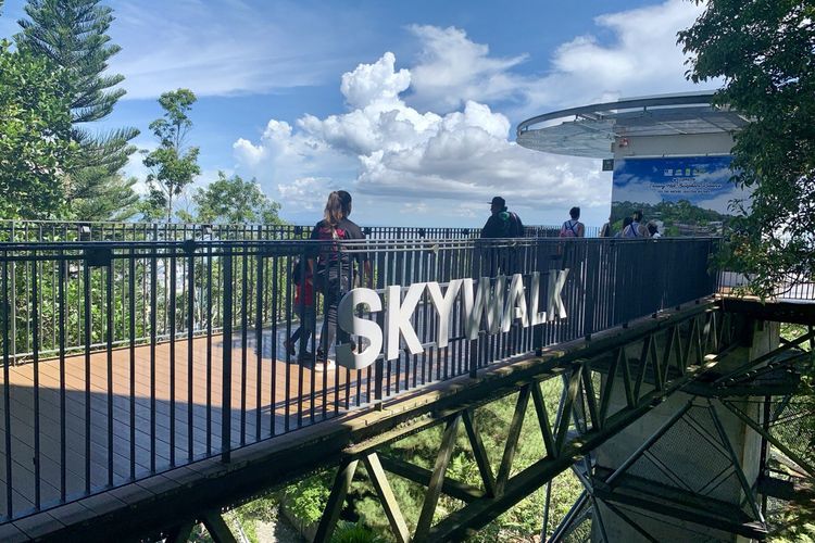 Skywalk merupakan area terdekat dari stasiun atas Penang Hill yang menawarkan spot foto melingkar di ujung dek terbuka.