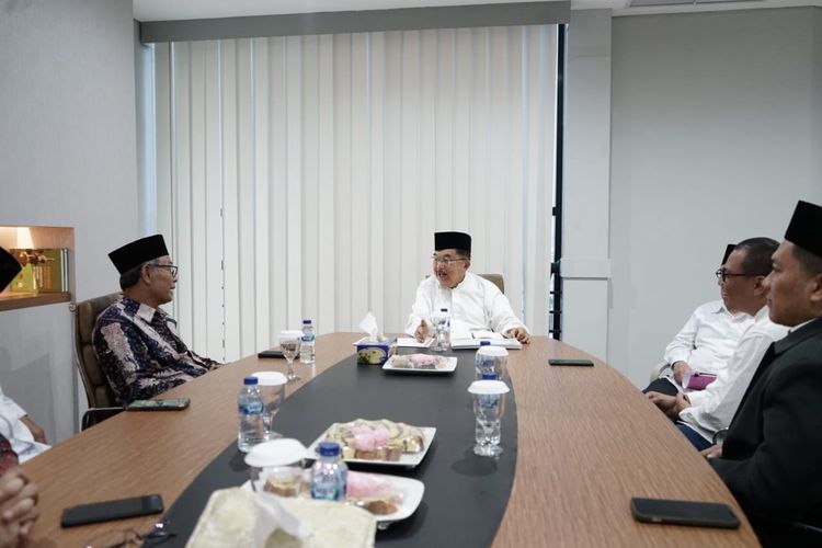 Ketua Umum Dewan Masjid Indonesia (DMI) Jusuf Kalla mengapresiasi program Kolaborasi Masjid Pemberdaya (KMP) yang berupaya mengentaskan kemiskinan.