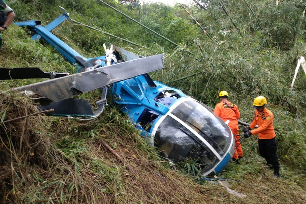 Petugas dari Kantor SAR Jabar saat melakukan evakuasi helikopter jatuh di Tasikmalaya,Sabtu (16/3/2019)