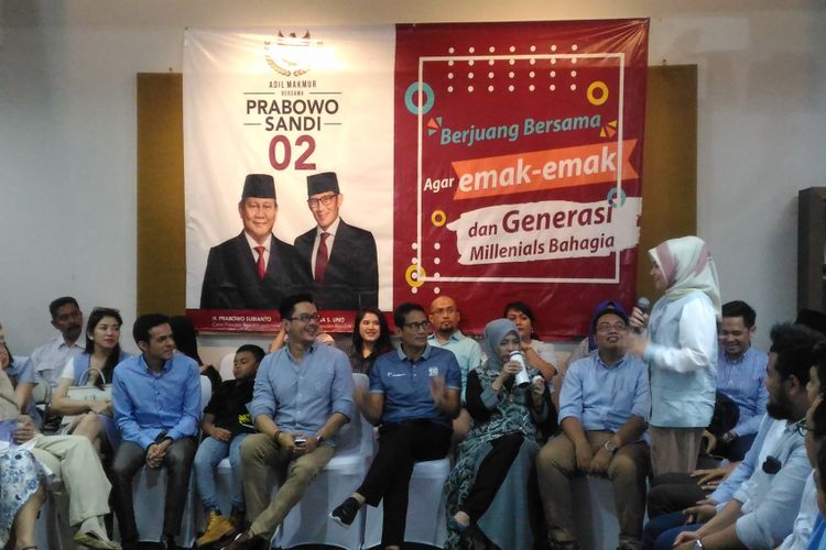 Calon Wakil Presiden nomor urut 02 Sandiaga Salihuddin Uno mendengarkan ide dan gagasan gerakan anak muda pendukung Prabowo-Sandi di Kemang, Jakarta Selatan, Selasa (30/10/2018).