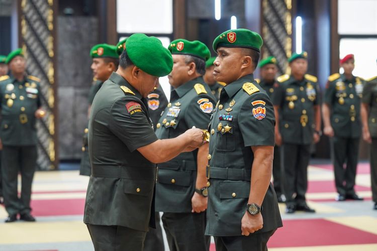 Mayor Jenderal (Mayjen) Arief Jaka Tandang dan Mayjen Hari Arif Wibowo resmi mengemban jabatan strategis di TNI Angkatan Darat (AD).  Jaka Tandang kini menjabat sebagai Asisten Intelijen (Asintel) Kepala Staf AD. Sementara Hari Arif mengemban amanah sebagai Asisten Logistik (Aslog) Kepala Staf AD.  Acara serah terima jabatan (sertijab) dua jabatan strategis itu dipimpin langsung oleh Kepala Staf AD (KSAD) Jenderal Dudung Abdurachman di Gedung AH Nasution, Mabesad, Jakarta, Selasa (28/2/2023).