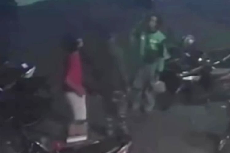 Tangkapan layar video viral diduga keributan antara seorang pengemudi ojek online (ojol) dengan juru parkir (jukir) di salah satu kedai kopi di Jalan Sigura-gura, Kota Malang, Jawa Timur di media sosial baru-baru ini.