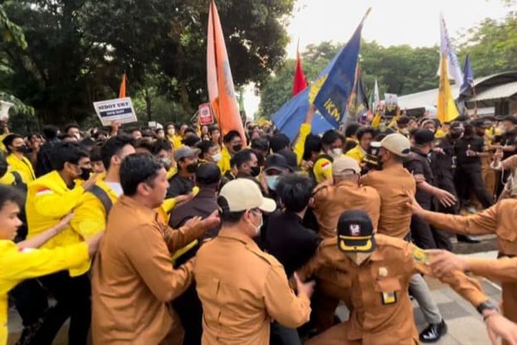 Aksi saling dorong warnai aksi unjuk rasa BEM UI terkait 1.000 hari masa jabatan Rektor UI Ari Kuncoro di Gedung Pusat Administrasi UI, Selasa (30/8/2022). (Gambar tangkapan layar)