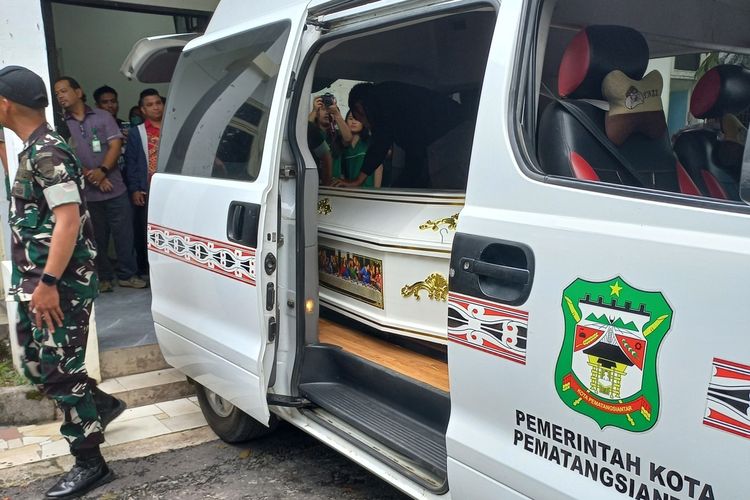 Jenazah Prajurit Siswa TNI yang Meninggal di Rindam I/BB Pematangsiantar Dibawa ke Rumah Duka Usai Autopsi