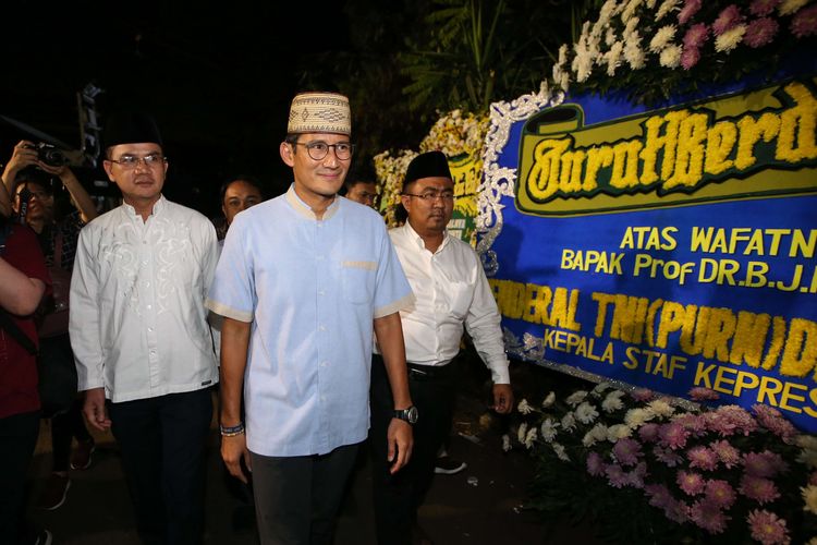 Sandiaga Uno melayat almarhum Presiden ke-3 Republik Indonesia, Bacharudin Jusuf Habibie di rumah duka di Patra Kuningan, Jakarta, Kamis (11/9/2019).  BJ Habibie meninggal akibat penyakit yang dideritanya.
