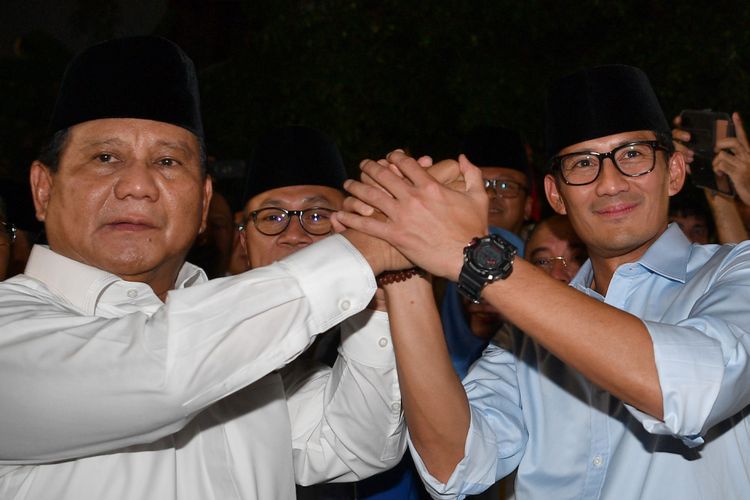 Ketua Umum Partai Gerindra Prabowo Subianto  (kiri) didampingi Wakil Gubernur DKI Jakarta Sandiaga Uno ( kanan) berpegangan tangan bersama seusai memberikan keterangan pers di kediaman Prabowo, Jalan Kertanegara, Jakarta, Kamis (9/8/2018) malam. Prabowo dan Sandiaga Uno resmi maju mencalonkan diri sebagai pasangan capres dan cawapres pada Pilpres 2019.
