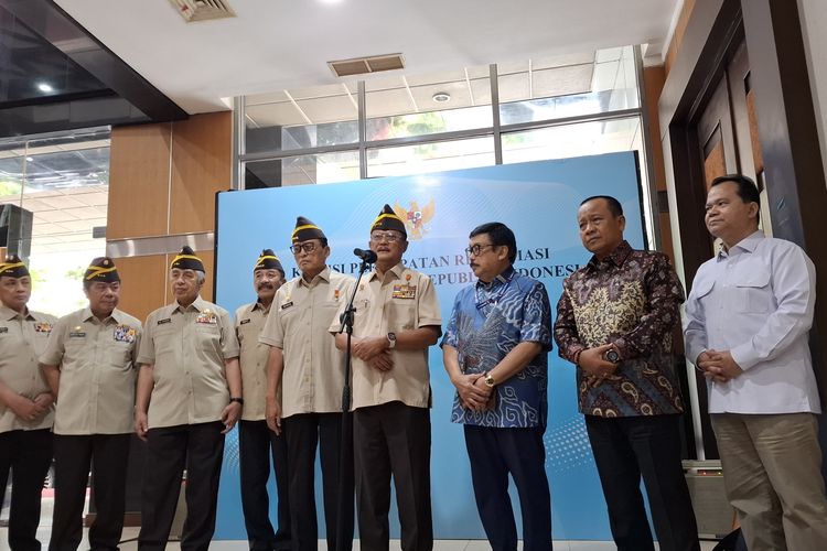Mantan Kapolri Jenderal (Purn) Da'i Bachtiar dalam jumpa pers usai PP Polri bertemu Komisi Percepatan Reformasi Polri di Gedung Kemensetneg, Jakarta Pusat, Rabu (10/12/2025). 