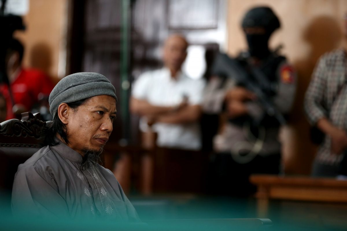 Terdakwa kasus teror bom Thamrin Aman Abdurrahman menjalani sidang di Pengadilan Negeri Jakarta Selatan, Jumat (18/5/2018). Ia dituntut hukuman mati oleh jaksa penuntut umum (JPU) karena dianggap sebagai pihak yang bertanggung jawab saat aksi teror di Jalan MH Thamrin, Jakarta Pusat, awal 2016.