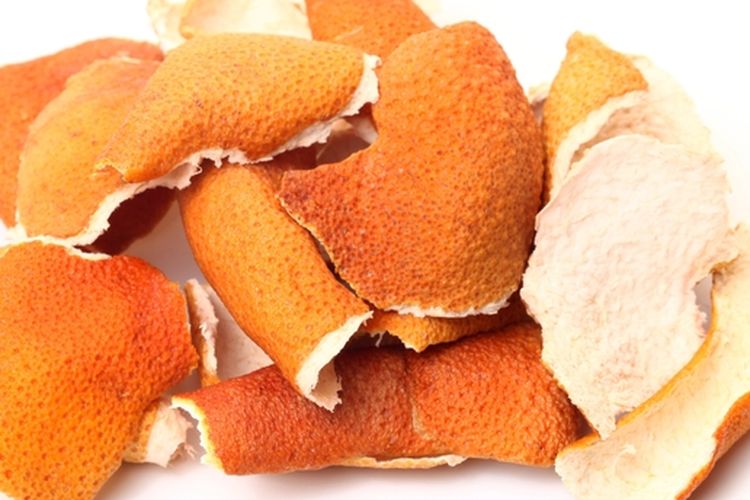 Ilustrasi kulit jeruk. Kulit jeruk dapat dimanfaatkan sebagai pupuk tanaman. 