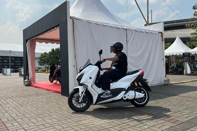 Test ride motor listrik Wedison EdPower di GIIAS 2025.