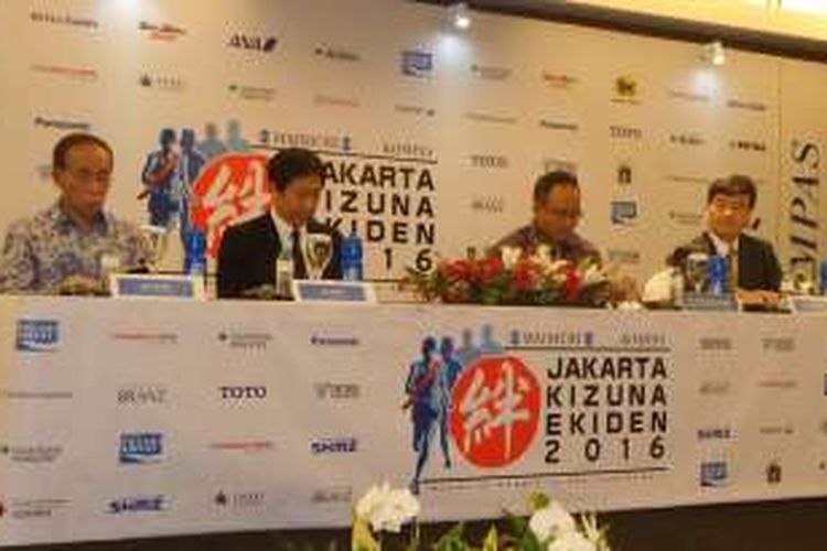 (Dari kiri ke kanan) Direktur Umun Mainichi Shimbun, Pemimpin Redaksi Kompas Budiman Tanuredjo, Komisioner Japan Sport Agency Daichi Suzuki, dan Duta Besar Jepang untuk Indonesia Tanizaki Yasuaki pada konferensi pers Jakarta Kizune Ekiden 2016 di Intercontinental Midplaza Hotel, Sudirman, Jakarta Pusat, Sabtu (14/5/2016). 