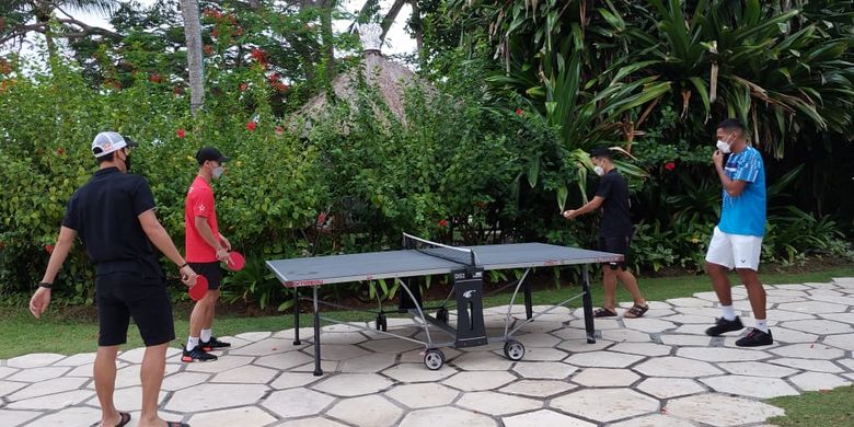 Jonatan Christie, Anthony Sinisuka Ginting, Chico Aura Dwi Wardoyo, dan Shesar Hiren Rhustavito saat bermain tenis meja di Westin Resort, Nusa Dua, Bali, Kamis (11/10/2021).