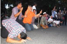 Jokowi-JK Unggul di Hitung Cepat, Relawan Sujud Syukur di Depan Masjid Agung