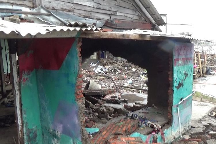 Situasi rumah jebol dihantam ombak besar di Tambaklorok, Semarang, Kamis (29/12/2022).