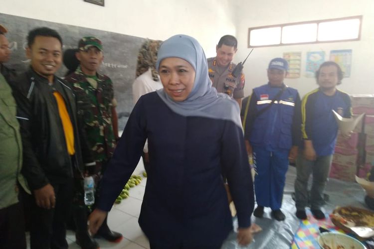 Gubernur  Jawa Timur Khofidah Indar Parawansa saat meninjau dapur umum untuk korban banjir bandang di  Kabupaten Jember