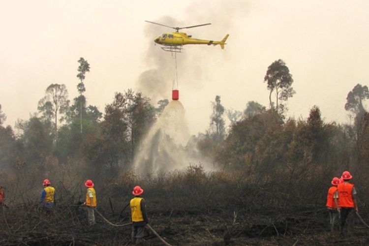 Upaya pemadaman titik api dengan hujan buatan dan bom air terus dilanjutkan di wilayah Riau.