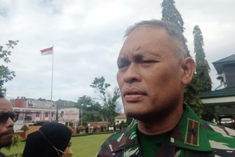 Komandan Korem (Danrem) 172/Praja Wira Yathi, Brigadir Jenderal (Brigjen) TNI Juinta Omboh Sembiring, saat memberikan keterangan kepada awak media di Korem 172/PWY, Padang Bulan, Kota Jayapur, Papua, Selasa (19/7/2022).