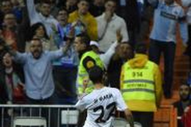 Pemain sayap Real Madrid Angel Di Maria merayakan golnya ke gawang Almeria, pada lanjutan Primera Division, di Santiago Bernabeu, Sabtu (12/4/2014).