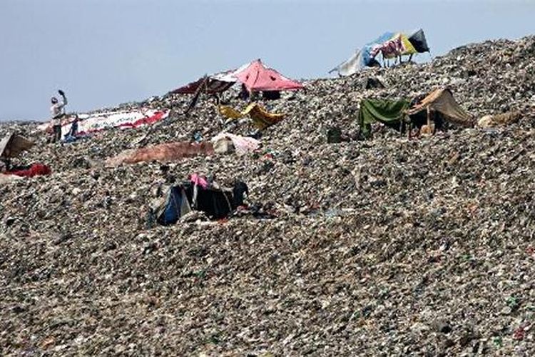 Suasana di tempat pembuangan akhir (TPA) Bantar Gebang, Bekasi, Jawa Barat, Selasa (19/10/2010). Tumpukan sampah yang masuk TPA termasuk sampah dari DKI Jakarta sebanyak 6.000 ton per hari