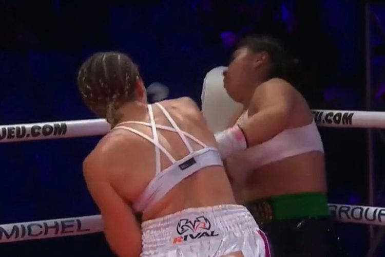 Jeanette Zacarias Zapata (kanan) terpojok saat bertarung melawan Marie Pier Houle di ajang Tinju Internasional GYM Gala pada Sabtu (28/8/2021) di Montreal, Kanada. Zapata KO di ronde keempat dan sempat kejang-kejang. Ia meninggal lima hari kemudian di rumah sakit.