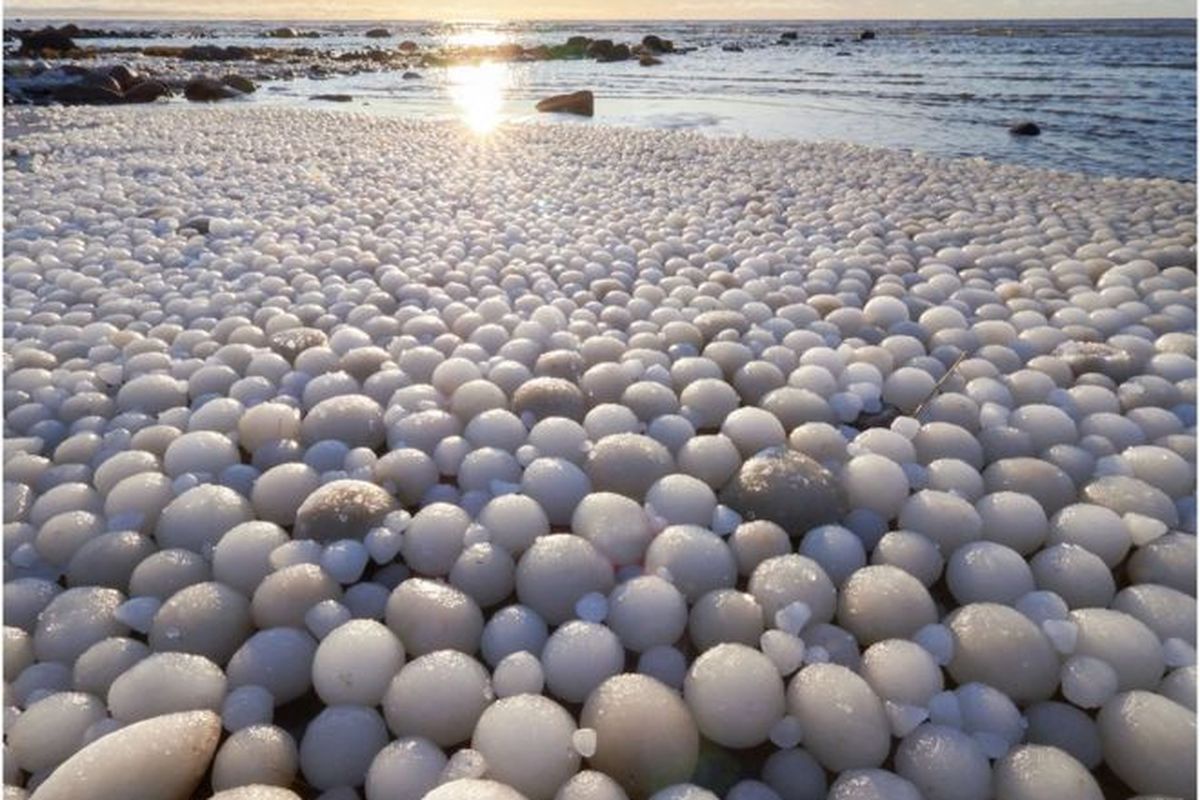 Fenomena telur es di Pulau Hailuoto, Finlandia.