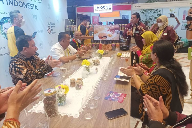 Ketua Umum Asosiasi Artisan Teh Indonesia (ARTI) Redha T. Ardias tengah menjelaskan tentang langkah meminum teh dengan gelas wine pada para tamu VIP saat tea tasting di acara launching Asosiasi Artisan Teh Indonesia di Sudirman Grand Ballroom, Jalan Sudirman, Kota Bandung, Senin (28/6/2022)