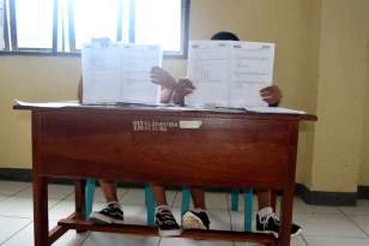 Dua orang tersangka kasus pemerkosaan, HR (14) dan AF (14) sedang mengikuti ujian nasional di Lapas Kelas II Kota Baubau, Sulawesi Tenggara 