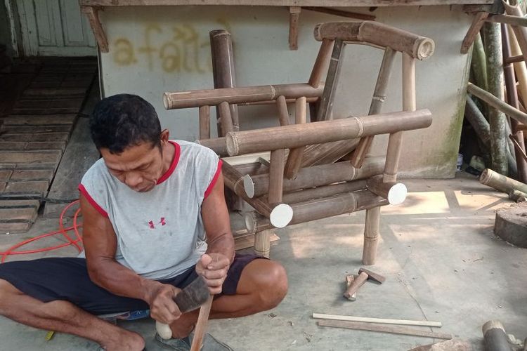 Perajin kursi bambu di wilayah Kabupaten Lebak, Banten, kamis (10/8/2023)
