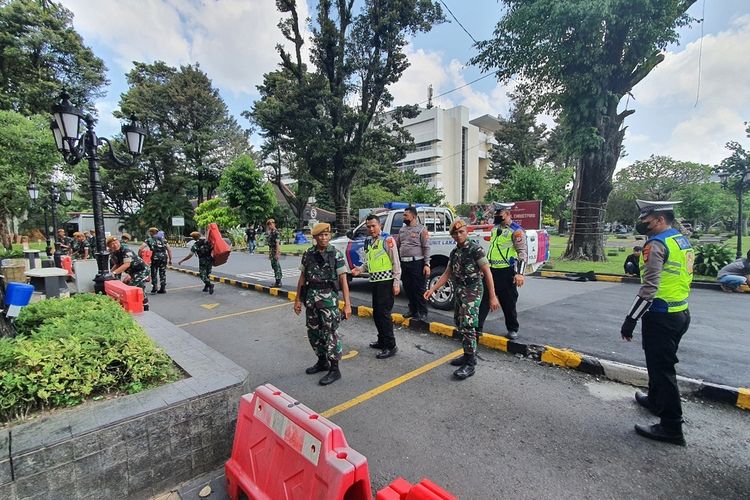 TNI /Polisi memasang pembatas atau Water barrier di sekitar halaman samping Ambarrukmo Plaza. Jumat (9/12/2022)