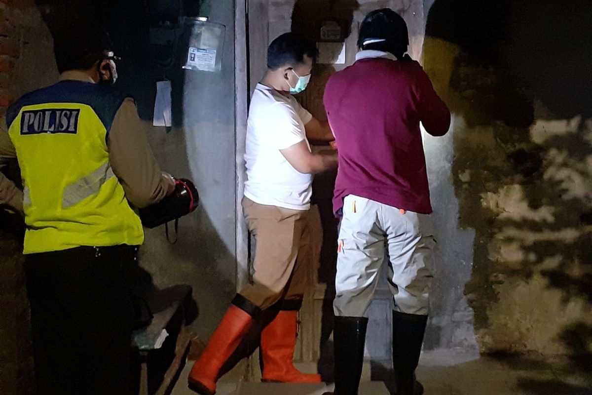 Petugas tengah olah TKP penemuan mayat di Desa Jabon, Kecamatan Banyakan, Kabupaten Kediri, Jawa Timur, Jum'at (25/3/2022).