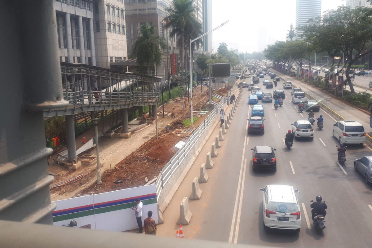 Area rumput atau taman yang menjadi pemisah trotoar dengan jalan raya di sepanjang Jalan Jenderal Sudirman mulai direvitalisasi. Foto diambil Rabu (24/10/2018).