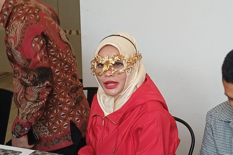 Doktif dalam jumpa pers di FX Sudirman, Senayan, Jakarta Pusat, Rabu (7/1/2026). Kasus hukum antara Richard Lee dan Doktif melibatkan tuduhan pelanggaran perlindungan konsumen dan pencemaran nama baik, berujung pada status tersangka bagi keduanya.