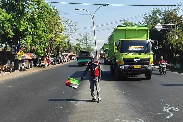 Diduga Buru-buru Saat Menyeberang, Pelajar di Pasuruan Tewas Tertabrak Dump Truk