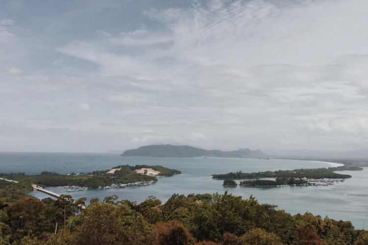 Pemandangan Teluk Youtefa di ambil dari bukit Jokowi, Jayapura, Papua. 