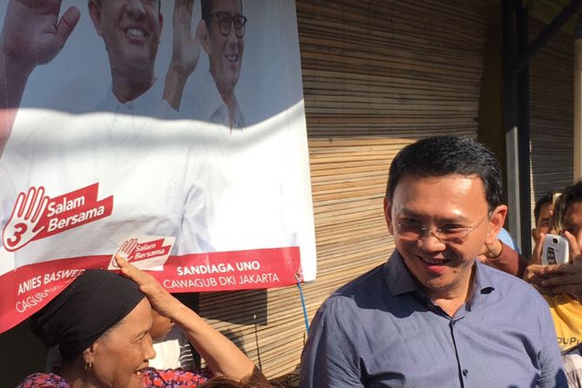 Calon gubernur DKI Jakarta Basuki Tjahaja Purnama atau Ahok saat mengobrol bersama Suhaeni, warga RW 08, Koja, Jakarta Utara, di bawah spanduk Anies-Sandi, Jumat (24/3/2017).