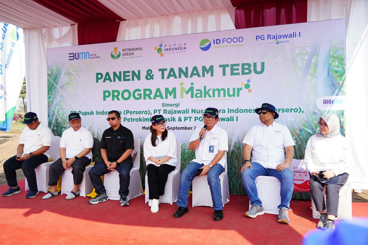 Direktur Utama Petrokimia Gresik Dwi Satriyo Annurogo (tiga kanan) di acara 'Panen dan Tanam Program Makmur Komoditas Tebu' di Desa Bakalan, Kecamatan Bululawang, Malang, Jawa Timur.