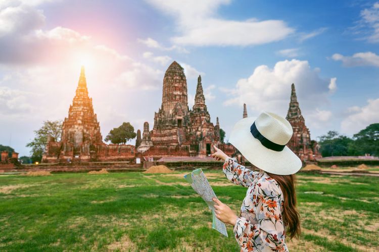 Thailand memasuki masa berkabung atas wafatnya Ratu Sirikit. Wisatawan tetap bisa berlibur, namun perlu menyesuaikan pakaian dan sikap.