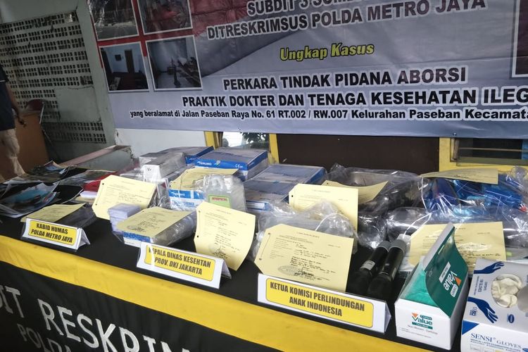 Konferensi pers pengungkapan klinik aborsi ilegal di daerah <a href='https://m.tribunnews.com/tag/paseban'>Paseban</a>, <a href='https://m.tribunnews.com/tag/jakarta-pusat'>Jakarta Pusat</a>, Jumat (14/2/2020).