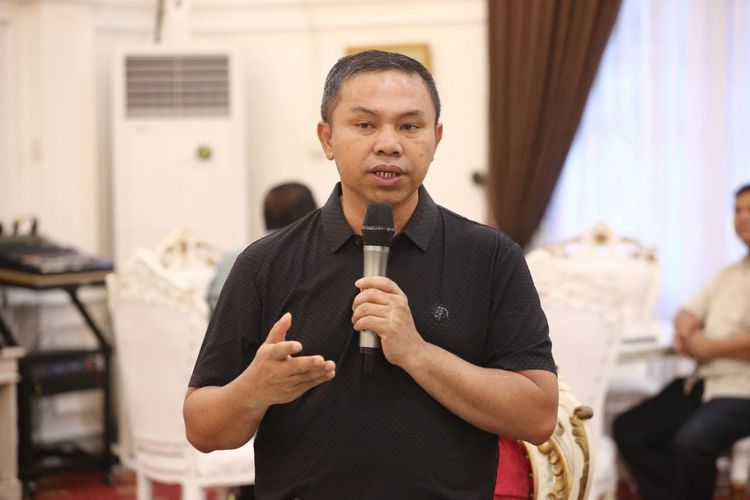 Gubernur Riau Abdul Wahid berkomitmen memprioritaskan perbaikan jalan, pendidikan, dan kesehatan. Anggaran Pendapatan dan Belanja Daerah (APBD) Riau sempat menjadi sorotan akibat rendahnya serapan. 
